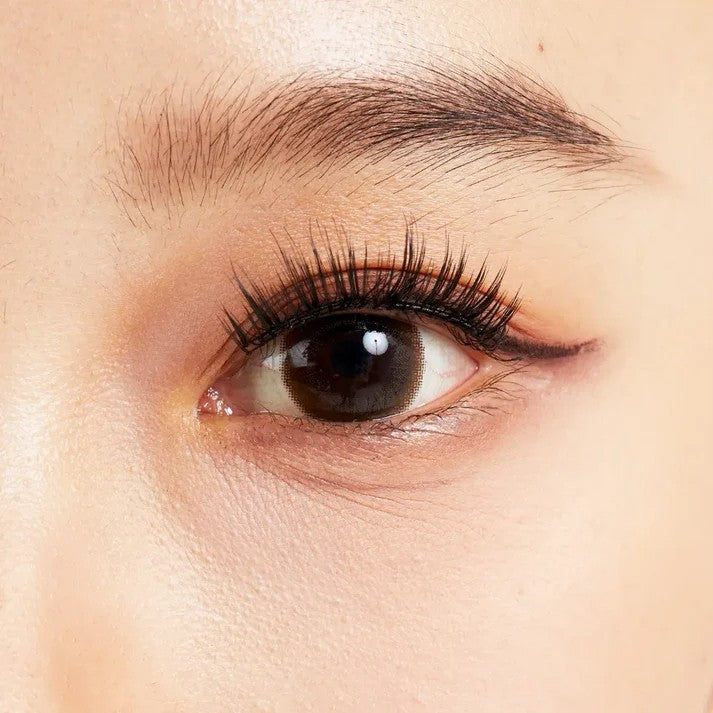 Bombshell lash style close-up